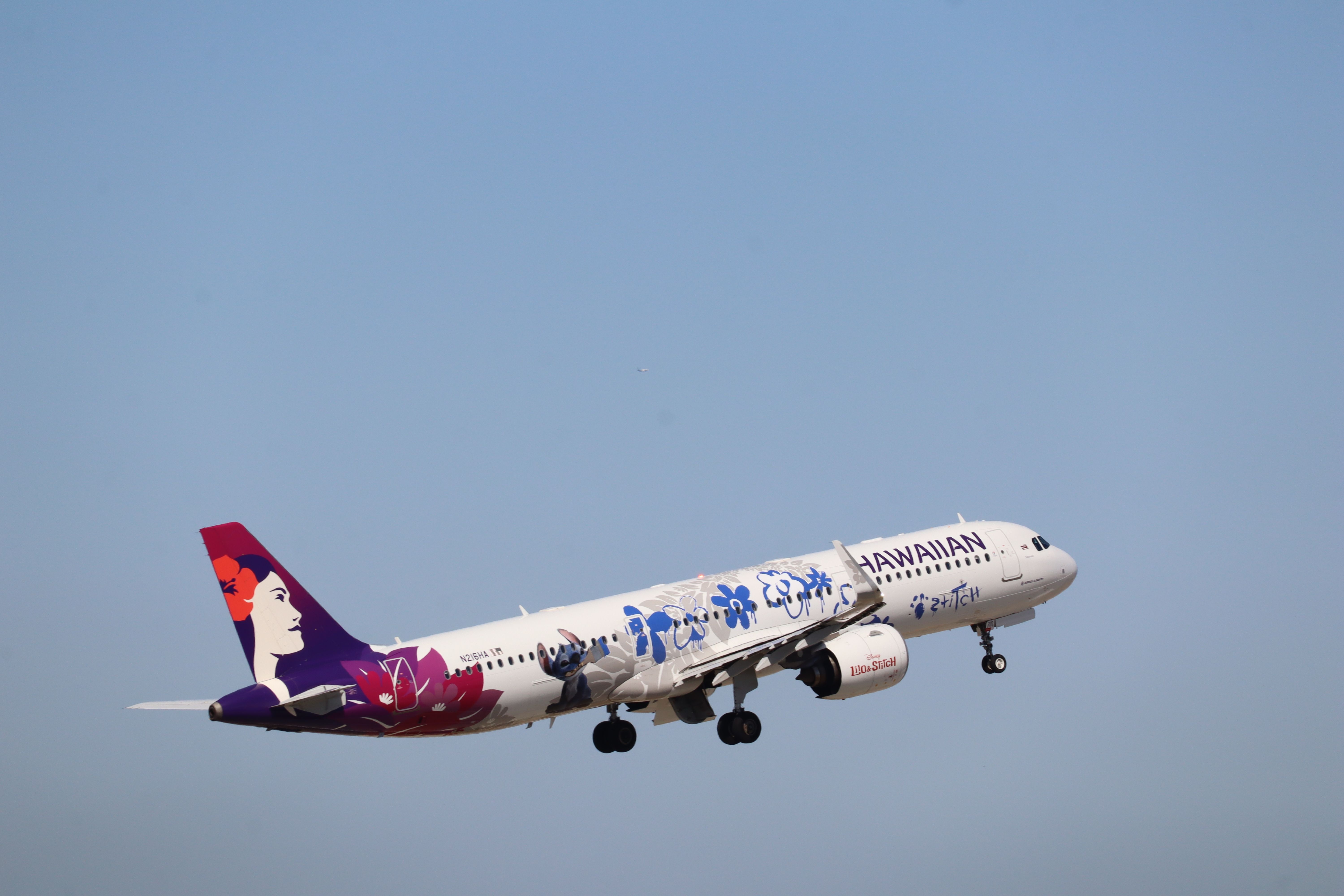 Hawaiian Airlines Taking off, Sip and Soar