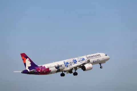 Hawaiian Airlines Taking off, Sip and Soar