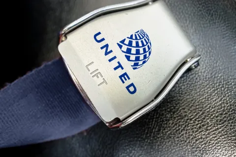 seatbelt on united plane