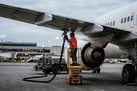Jet fuel run out due to the crisis. crew operator refueling procedure
