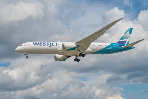 Westjet Boeing 787 Dreamliner on approach to Heathrow Airport