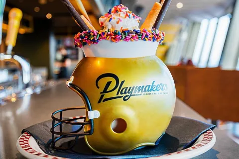 Freedom of the Seas - Playmakers℠ Sports Bar & Arcade