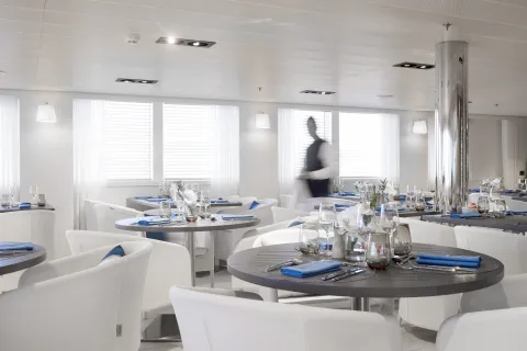 Ponant__Le_Lyrial_Grill_Restaurant_02___PONANTFranc__ois_Lefebvre