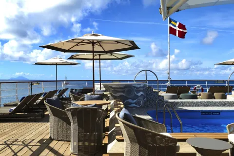 Pool Deck & Bar