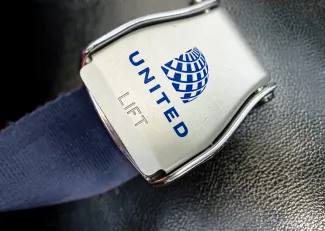 seatbelt on united plane
