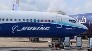 Avion Boeing 737 MAX au sol, posé sur le tarmac de l’aéroport du Bourget, salon du Bourget – Paris Air Show de juin 2023